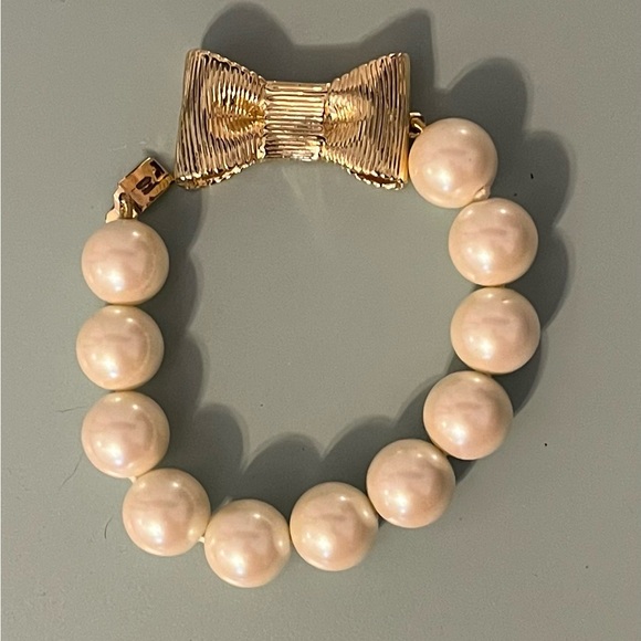 Kate Spade “All Wrapped Up in Pearls” bow bracelet - Picture 2 of 2